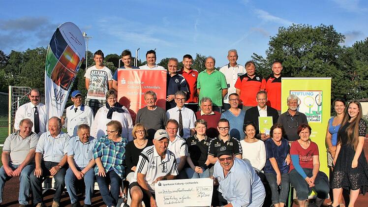 Diese Personen trugen als Vertreter von Vereinen, Verb&auml;nden und Firmen sowie als Privatleute bei einem Fu&szlig;ball-Benefiztag zugunsten der Coburger Stiftung krebskranker Kinder zum stattlichen Erl&ouml;s von 3500 Euro bei, vorne die Hauptinitiatoren Uwe Jahrsd&ouml;rfer (links) und Thomas Flursch&uuml;tz. Foto: Hans Haberzettl