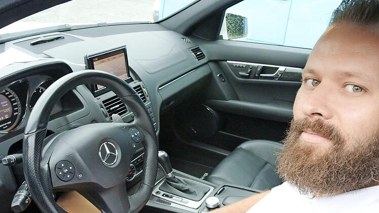 Karol-Jan Krupka ist seit 2009 Verkäufer beim Autohaus Rainer von Marklowski in Haßfurt. Ganz persönlich kann er seine Liebe zu PS-starken Motoren nicht verhehlen. Und diese Autos, meint er, stehen nach wie vor auch hoch in der Gunst seiner Kunden.