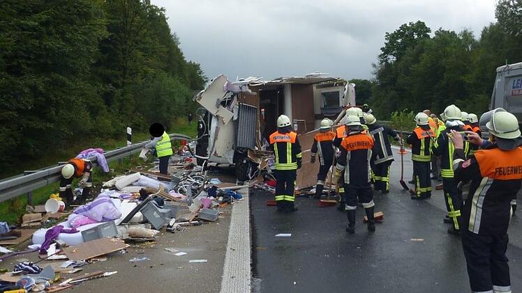 Ein Laster prallte auf der A7 nahe der Anschlussstelle Volkers in ein Wohnmobil. Foto: Michael Krug