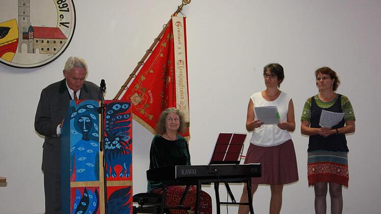 Walter Dold, rechts die Sängerinnen um Karin Meyer-JungclaussenKatharina Becht