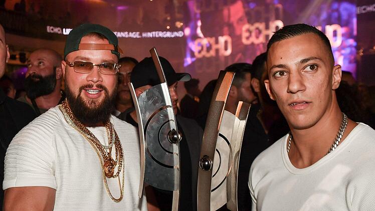 Kollegah und Farid Bang haben bei der Preisverleihung am 12. April 2018 einen "Echo" bekommen. Die folgende Kritik f&uuml;hrte nun zum Ende des Musikpreises. Foto: Jens Kalaene/dpa-Zentralbild/dpa