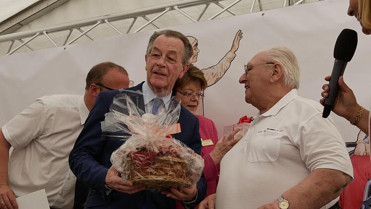 Gründungsmitglied Erich Hantschel (rechts) freute sich über das Präsent von ASB-Präsident Franz Müntefering. Foto: Manja von Nida