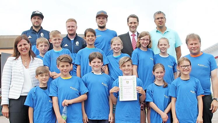 Sieger der Kreismeisterschaften wurde die Mannschaft der Grundschule Küps. Unsere Aufnahme zeigt sie zusammen mit Schulrätin Kerstin Zapf (links), dem Küpser Sportbeauftragten Matthias Weiß (rechts), sowie den Sportlehrern Philipp Montag, Christopher Sünkel, Daniel Fötsch, Daniel Völler (Sparkasse) und Sportfachberater Marco Friedrich (obere Reihe von links).  Fotos: Herbert Fischer