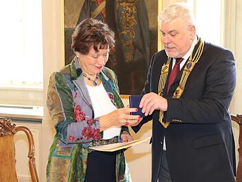 Das vorbildhafte Engagement von Friederike Werobèl wurde am Freitag mit der Verleihung der Medaille "Die Stadt Coburg dankt" in Silber gewürdigt. Oberbürgermeister Norbert Tessmer überreichte die Auszeichnung. Foto: Wolfgang Desombre