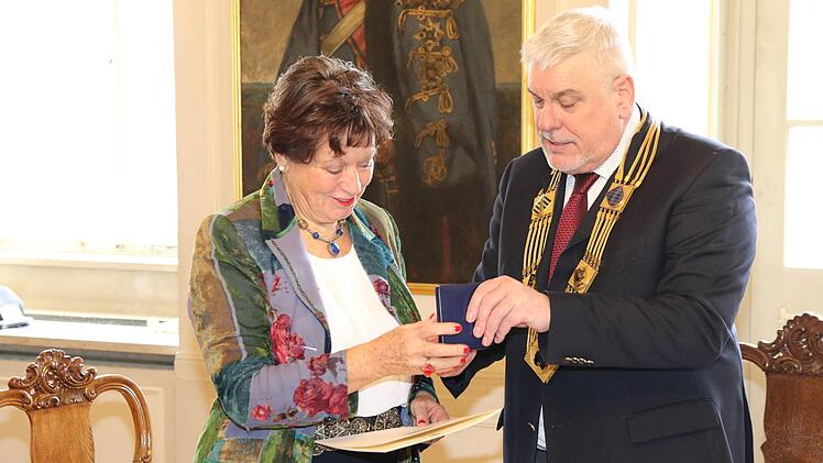 Das vorbildhafte Engagement von Friederike Werobèl wurde am Freitag mit der Verleihung der Medaille "Die Stadt Coburg dankt" in Silber gewürdigt. Oberbürgermeister Norbert Tessmer überreichte die Auszeichnung. Foto: Wolfgang Desombre