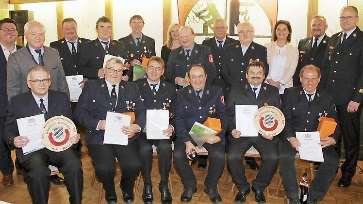 F&uuml;r 40 Jahre Feuerwehrdienst wurden geehrt (sitzend, von links) Robert M&uuml;ller, Manfred Sp&auml;th, Helmut Reinlein, Hans Hopfenm&uuml;ller, Walter Sch&uuml;tz, Helmut Schmitt, (stehend von links) B&uuml;rgermeister Udo Dauer, stellv. Landrat Helmut Fischer, Harald Kolb, Anton Betz, Andreas Schmitt, die Feuerwehrbeauftragte der Stadt Weismain Michaela Herold, Erwin D&uuml;thorn, Hans Freitag, Herbert P&uuml;ls, die Landkreisbeauftragte f&uuml;r Feuerwehren Nicole Hopf, Kreisbrandmeister Matthias M&uuml;ller und Kreisbrandinspektor T...