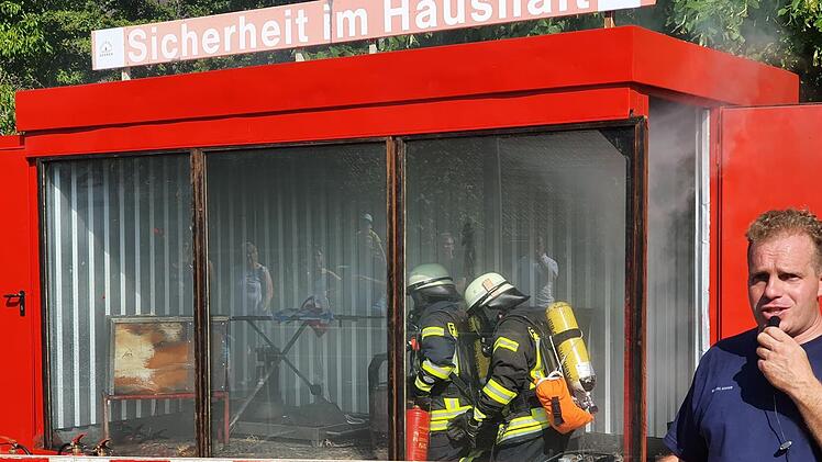 Manuel Gessner erklärte mit Hilfe des Brandcontainers was die häufigsten Brandursachen im Haushalt sind und wie man bei deren Bekämpfung vorgeht. Foto: Matthias Nöth