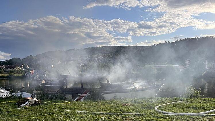 Lohr am Main: Motoryacht geht in Flammen auf - Besatzung muss evakuiert werden