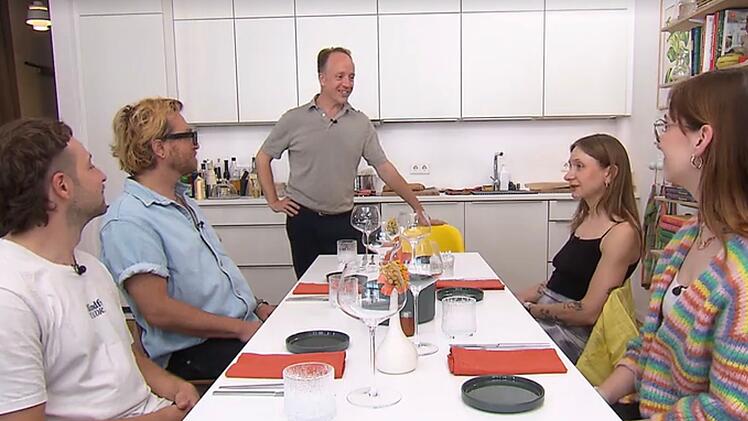 An Tag 2 trifft sich die Runde zum veganen, nachhaltigen Dinner bei Nico (Mitte).