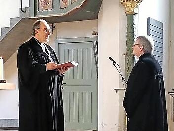 Dekan Andreas Kleefeld (links) entpflichtet Pfarrer Dieter St&ouml;&szlig;lein aus dem Kirchendienst.