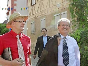 Der Zeiler Bürgermeister Thomas Stadelmann (links) zeigte seinem SPD-Parteikollegen und "künftigen bayerischen Ministerpräsidenten" stolz seine Heimatstadt. Der Münchner fühlte sich sichtlich wohl.  Foto: Kölbl