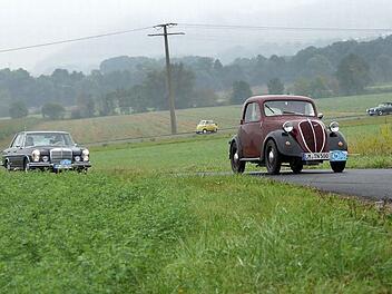 Oldtimer auf dem Wirtschaftsweg zwischen Diebach und Untereschenbach, vorneweg ein Fiat 500 Topolino von 1936. Fotos: Arkadius Guzy