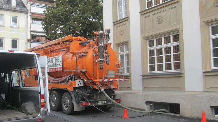 Ein Servicefahrzeug pumpt das Moor ab, das nicht mehr gebraucht wird