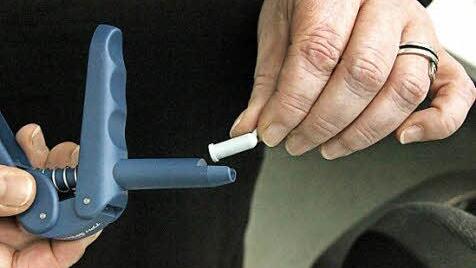 Eine Compule mit einer Kunststoff-Zahnfüllung wird in die Spritzpistole zum Ausdrücken des Zahnfüllmaterials eingelegt. Alle Plastikteile werden in der Firma Schnitzler gefertigt.  Foto: Friedwald Schedel