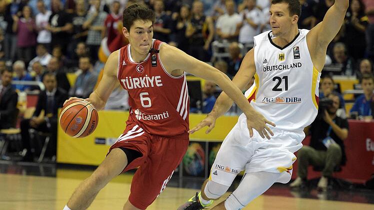 Matchwinner für die Türkei war der 20-jährige Cedi Osman (links), der hier gegen den ein Jahr älteren Paul Zipser zum Korb zieht. Foto: Rainer Jensen/dpa