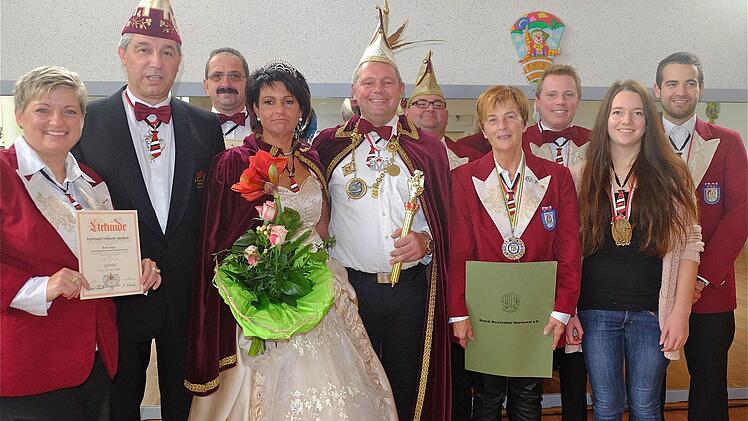 Das gemeinsame Ehrungsfoto (v. l.): Heike Vogler, Holger Leikam, Wolfgang Hahn, Carmen Schühler, Michael Schühler, Tobias Rojek, Franziska Gerlach, Andre Kippes, Jasmin Henke und Simon Beck. Foto: G. Schaar