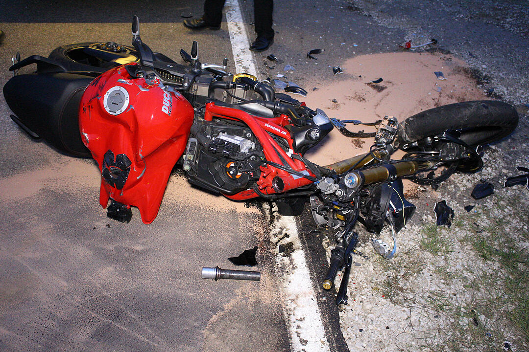 Mit Traktor kollidiert: Motorradfahrer stirbt im Gemeindebereich Engelthal