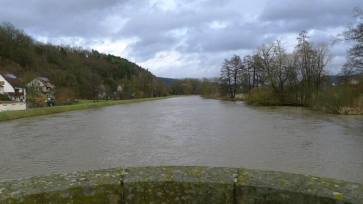 Zu einem breiten Strom ist der Main bei Burghaig angewachsen. Noch gibt es kein Hochwasser, aber viel passt nicht mehr rein.
