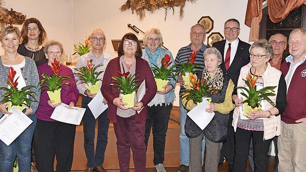 Die Ehrungen f&uuml;r 25 und 40 Jahre Treue zum Verein bildeten den Mittelpunkt der Jahreshauptversammlung des Obst- und Gartenbauvereins D&ouml;rfles-Esbach.  Foto: Gabi Arnold