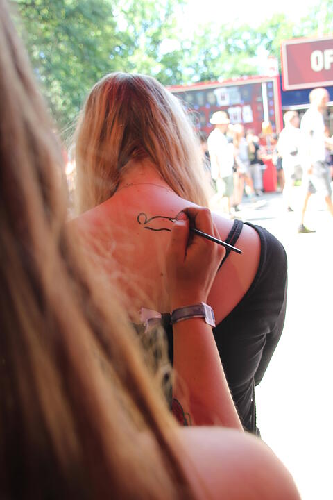 Zu einem Rockfestival gehören natürlich auch Tattoos