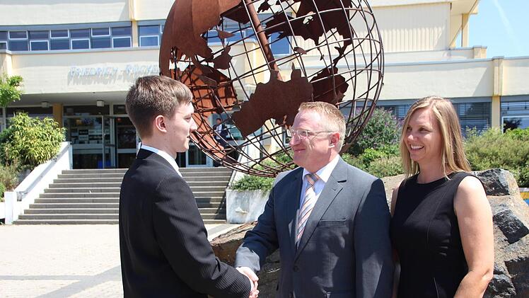 Dem Schulbesten Leon Schönecker gratulieren Schulleiter Martin Pöhner und Oberstufenbetreuerin Bettina Natterer. Der junge Eberner hat sein Abitur mit der Traumnote 1,0 geschafft und will jetzt Jura studieren.