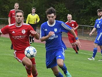 Einen souveränen 3:0-Sieg feierte Janik Markert (rechts) mit seinem TSV Münnerstadt gegen den TSV Krum mit Dustin Fösel.Hopf
