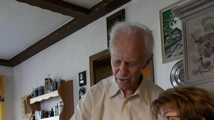 Jubilar Horst Wolf zeigt Bürgermeisterin Elke Protzmann das  Glanzfoto der Tanzkapelle "Kolibri", die mit schwungvoller Tanzmusik die  Menschen begeisterte.