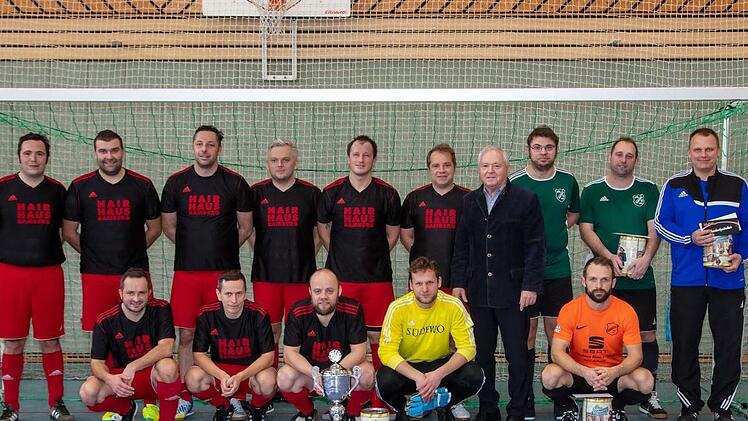Die erfolgreiche Altligamannschaft des FC Schwürbitz zusammen mit (rechts) den Spielführern der übrigen Teams. Foto: Klaus Gagel