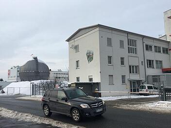 Zankapfel Schützenstraße: Gegen die geplante Teileinziehung wird geklagt. Die Firma Raps möchte das ehemalige Gelände der Stadtwerke mit dem Gasbehälter (links) kaufen und durch Überbauung  mit dem Betriebsgelände (rechts) verbinden.