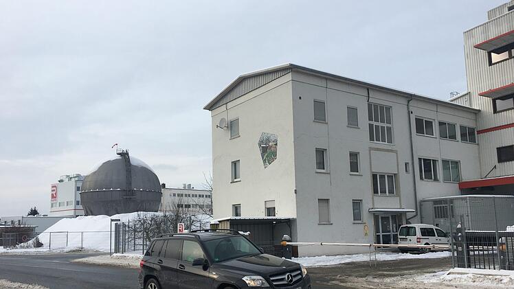 Zankapfel Schützenstraße: Gegen die geplante Teileinziehung wird geklagt. Die Firma Raps möchte das ehemalige Gelände der Stadtwerke mit dem Gasbehälter (links) kaufen und durch Überbauung  mit dem Betriebsgelände (rechts) verbinden.