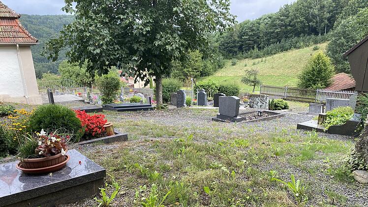 Unkraut wuchert im oberen Teil des Wernarzer Gottesackers. Die Friedhofssatzung gibt eindeutige und unmissverständlich notwendige Hinweise zur richtigen Pfle im Umfeld von 50 Zentimetern um die Grabeinfassung. Foto: Hans-Peter Ehrensberger
