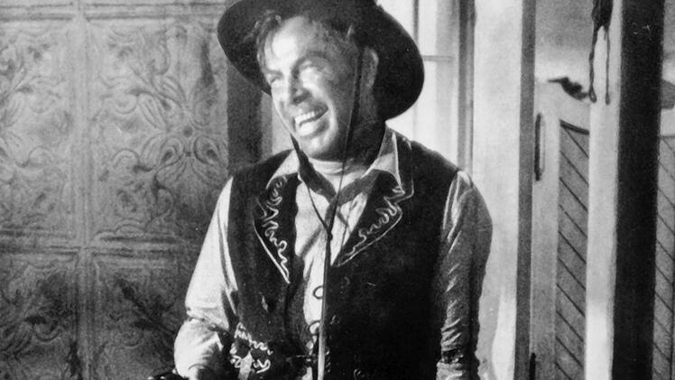 Die Fratze der Freiheit: Liberty Valance (Lee Marvin) gibt sich vor dem Showdown mit dem Anwalt Ransom Stoddard siegessicher. Doch er hat nicht mit einem unsichtbaren Dritten gerechnet.