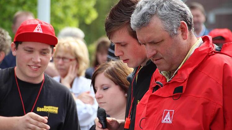 Betriebsratsvorsitzender Jürgen Hennemann und drei Jugendvertreter machten klar, dass   bei FTE vieles, aber nicht alles rosig ist.