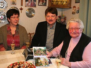 Gretel Hawel schwelgt in Erinnerungen und in Fotos: Ihr ganzer Stolz war die Kree-Krone, die sogar 1999 auf dem Oktoberfest zu bestaunen war. Im Bild von rechts: Gretel Hawel, Thomas Hawel, Rosi Häuser, seit 20 Jahren Gretels "rechte Hand" Foto: Evi Seeger