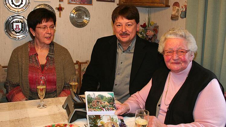 Gretel Hawel schwelgt in Erinnerungen und in Fotos: Ihr ganzer Stolz war die Kree-Krone, die sogar 1999 auf dem Oktoberfest zu bestaunen war. Im Bild von rechts: Gretel Hawel, Thomas Hawel, Rosi Häuser, seit 20 Jahren Gretels "rechte Hand" Foto: Evi Seeger