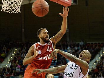 Bayern-Spieler Bryce Taylor (links) verteidigt gegen den Bayreuther Brandon Bowman. Fotos: Eibner