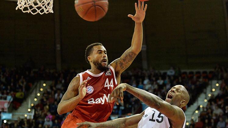 Bayern-Spieler Bryce Taylor (links) verteidigt gegen den Bayreuther Brandon Bowman. Fotos: Eibner