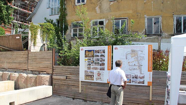 Im Innenhof vor dem Rohbau der Kubenhäuser wurde Richtfest gefeiert. Foto: Ulrike Nauer