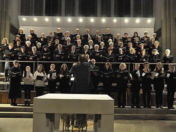 Aufgereiht intonierten die Chöre der Herz-Jesu Pfarrgemeinde gemeinsam drei Lieder am Ende der Veranstaltung. Foto: Peter Klopf