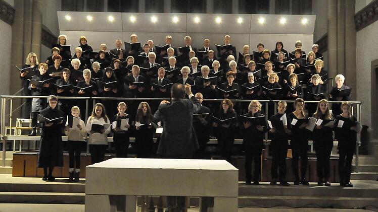 Aufgereiht intonierten die Chöre der Herz-Jesu Pfarrgemeinde gemeinsam drei Lieder am Ende der Veranstaltung. Foto: Peter Klopf