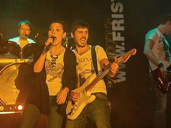 Die Band "Fristlos" unterhielt am Samstag in der Lichtenfelser Stadthalle mit Rockmusik.  Foto: Klaus Gagel