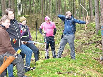 Aufmerksam verfolgen hier die Gruppenmitglieder den Schuss eines Kollegen auf eine Wolfsattrappe. Foto: Alfred Thieret