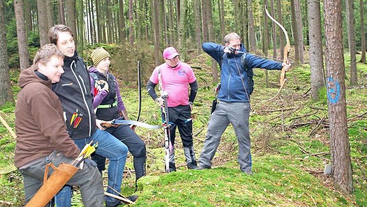 Aufmerksam verfolgen hier die Gruppenmitglieder den Schuss eines Kollegen auf eine Wolfsattrappe. Foto: Alfred Thieret