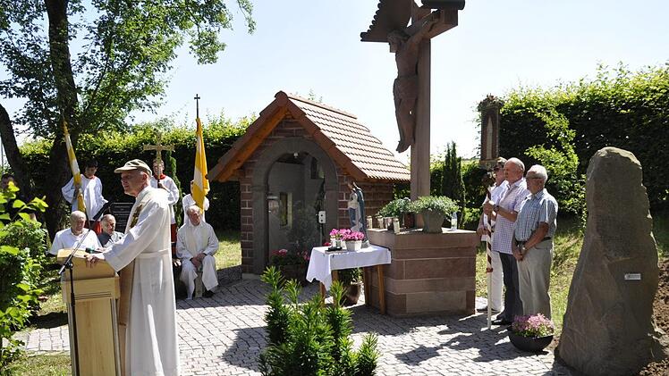 Domvikar Paul Weismantel hielt die Festpredigt und segnete den Gedenkstein. Foto: Peter Klopf