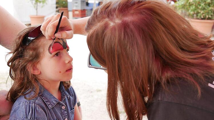 Spaß im Funpark: Buben zogen es vor, den Mini-Fuhrpark auszuprobieren, die Mädchen zog es an den Schminktisch. Foto: Manja von Nida
