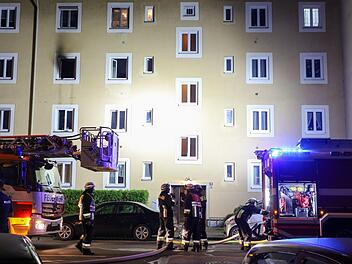 Beim Sprung aus seiner brennenden Wohnung verletzte sich der Mann laut Feuerwehr mittelschwer. Foto: NEWS5 / Friedrich