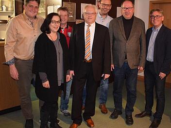 Harald Michel will Bürgermeister der Stadt Kupferberg werden. Die Unabhängigen Kupferberger Wähler e.V. (UKW) kürten Harald Michel zu ihren Bürgermeisterkandidaten. Unser Bild zeigt (von links) Werner Stapf, Ilona Pöhlmann, Harald Will, Harald Michel, Bernd Stocker, Bürgermeister Alfred Kolenda sowie Dietmar Karger. kpw