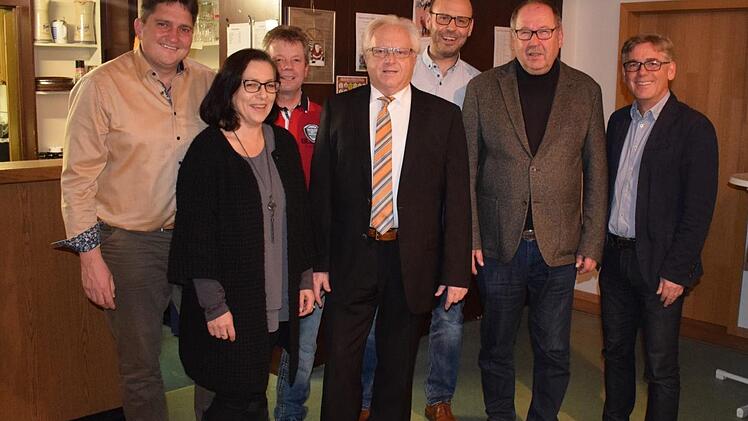 Harald Michel will Bürgermeister der Stadt Kupferberg werden. Die Unabhängigen Kupferberger Wähler e.V. (UKW) kürten Harald Michel zu ihren Bürgermeisterkandidaten. Unser Bild zeigt (von links) Werner Stapf, Ilona Pöhlmann, Harald Will, Harald Michel, Bernd Stocker, Bürgermeister Alfred Kolenda sowie Dietmar Karger. kpw