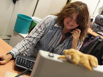 Birgit Höhn muss in ihrem Job viel telefonieren. Fotos: Jan Koch