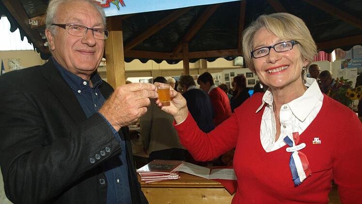Auf ein weiteres gutes Gedeihen der Partnerschaft stoßen die beiden Komiteevorsitzenden Verena Bohl und Gerard Duval an.